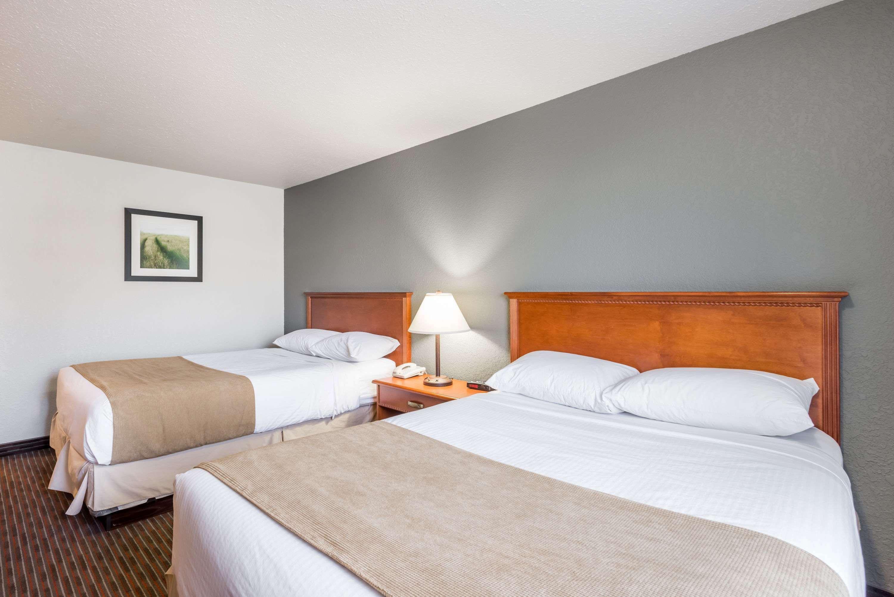 Hotel Super 8 By Wyndham Grande Prairie Exterior foto